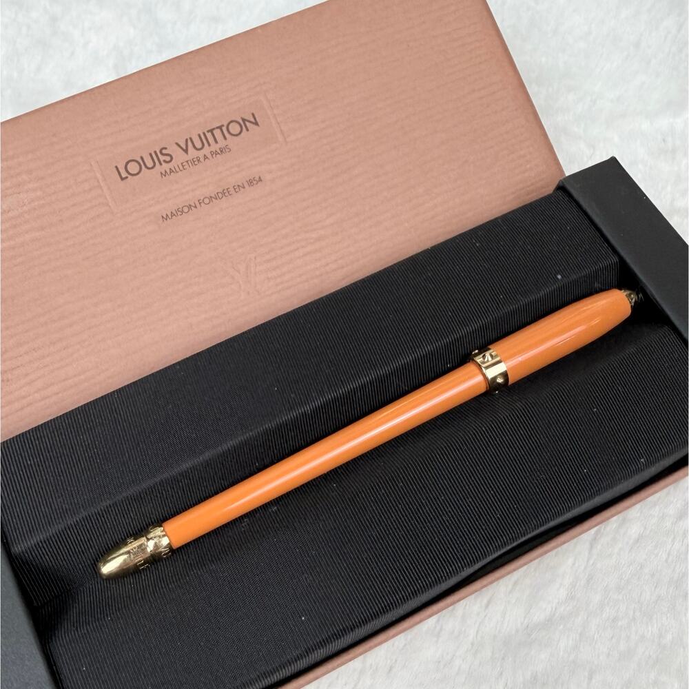 Louis Vuitton orange agenda ink pen. Used good condition!!